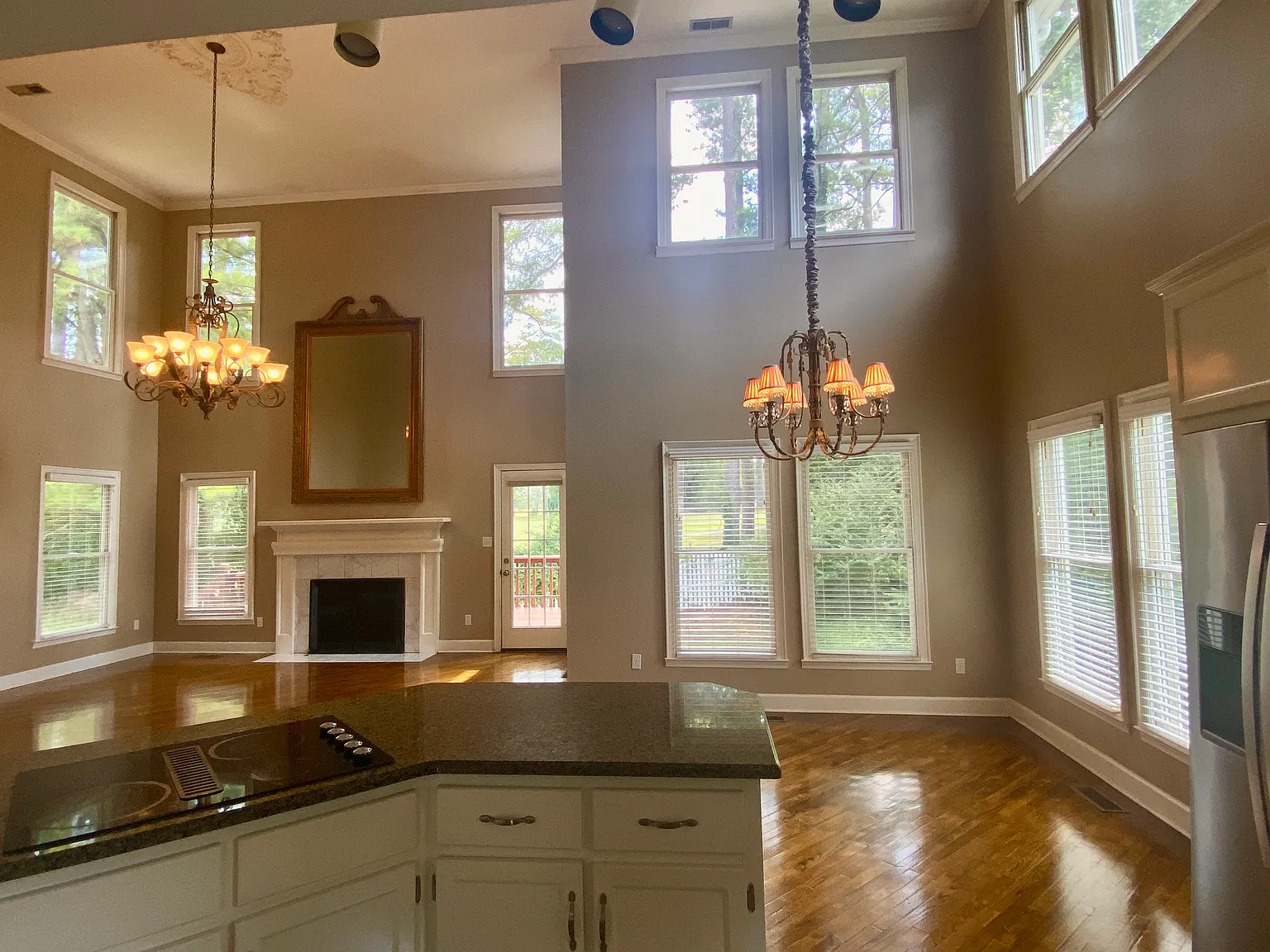 1659 Country Club Dr — Photo 2