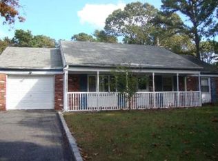 19 Hallowell Ln, Coram, NY 11727
