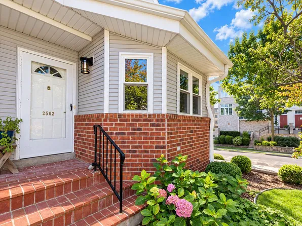 2562 N Farwell AVENUE, Milwaukee, WI 53211