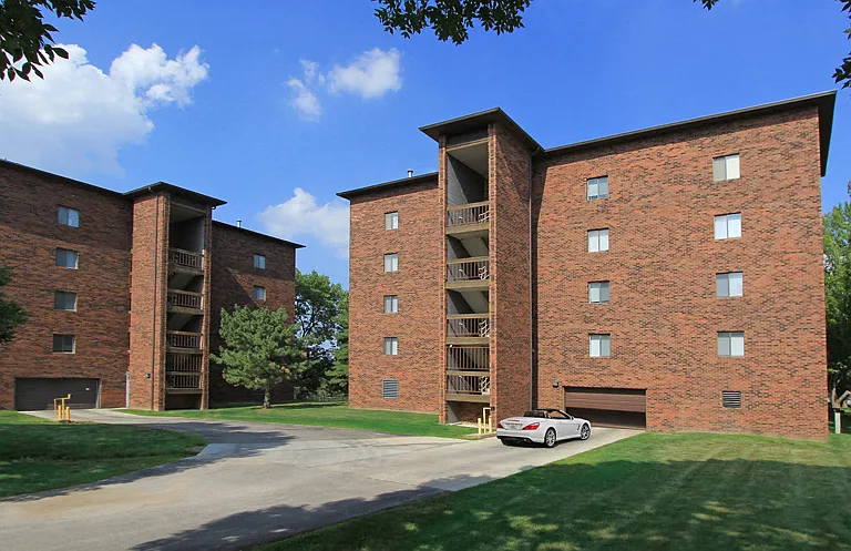 Embassy Park Apartments — Photo 9