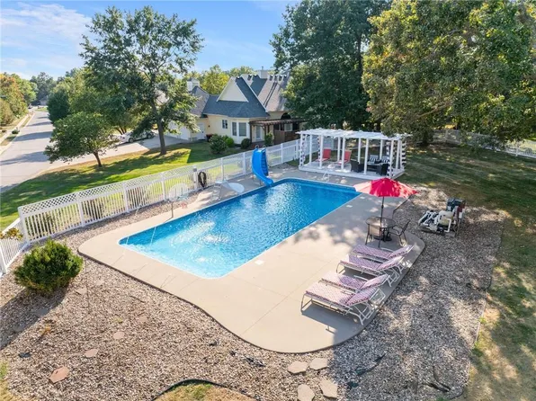 1226 Pembrooke Dr, Warrensburg, MO 64093