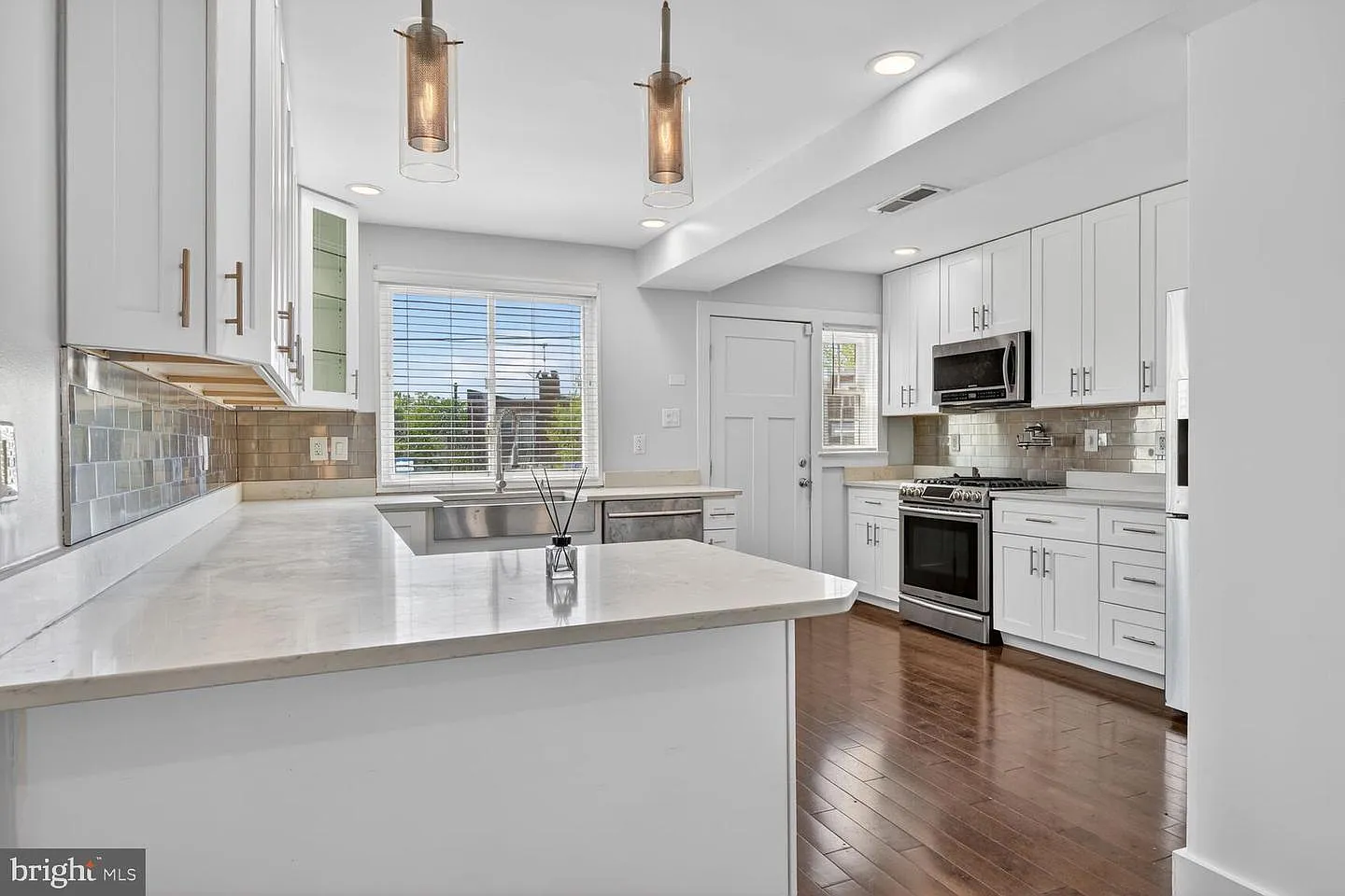 4 bed, 2.5 bath, 1496 sqft, $3,200 — Photo 4