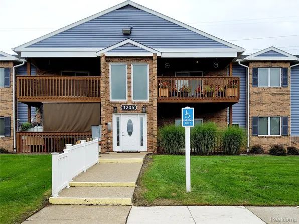1205 Harbour Dr APT 35, Trenton, MI 48183
