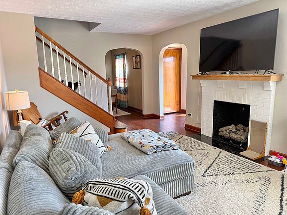 3rd image of 206 W 31st St
