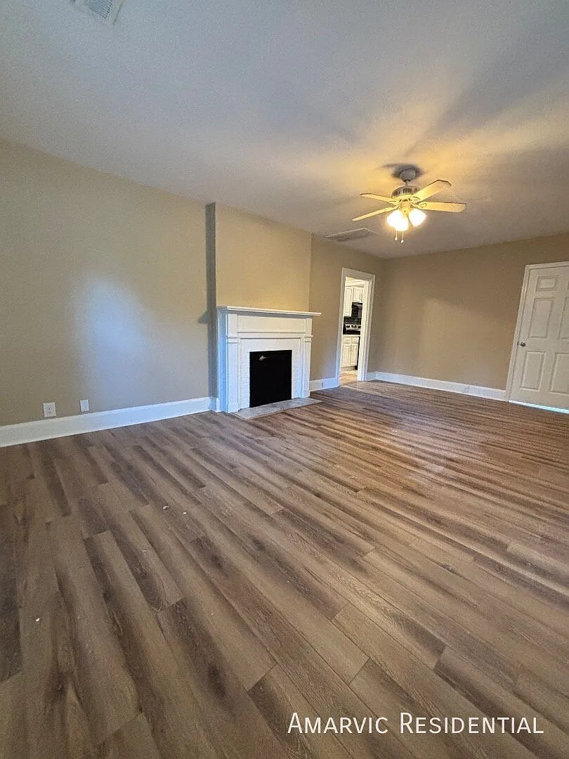 3 bed, $1,395 — Photo 1