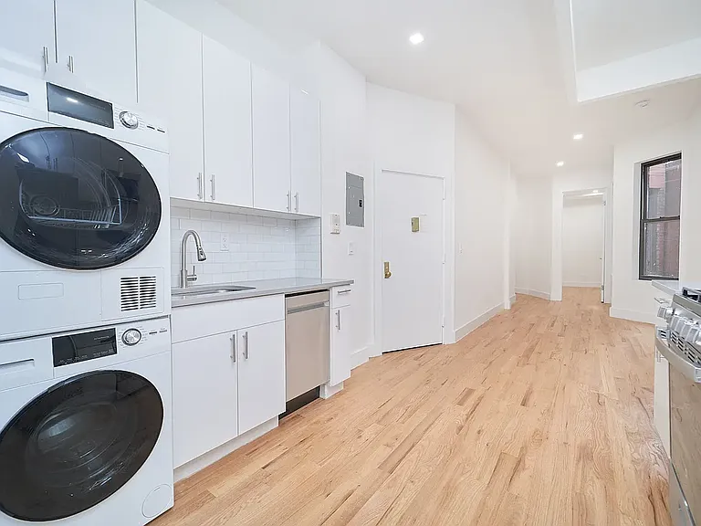 501 1/2 W 43rd St #3W — Photo 3