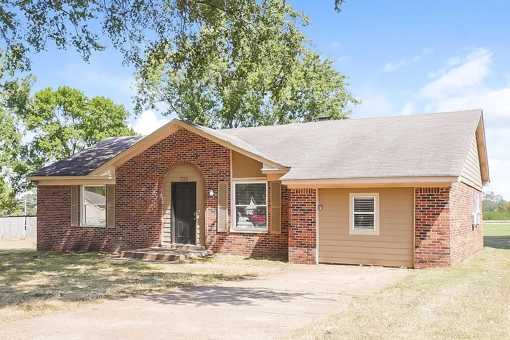 4 bed, 2.0 bath, 1800 sqft, $1,700 — Photo 4