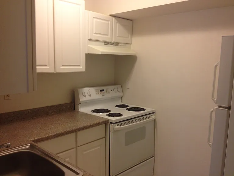2727 Hampton Ave — Photo 6