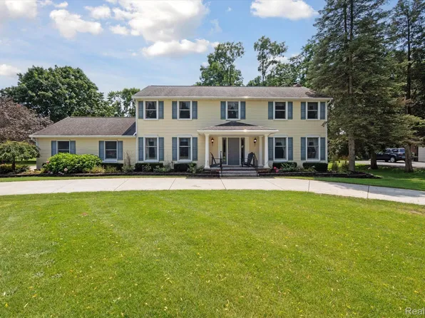 6182 Oak Valley Dr, Whitmore Lake, MI 48189