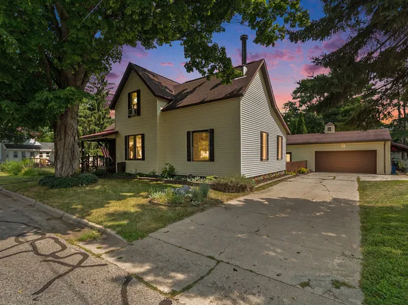 86 Pleasant St, Sparta, MI 49345