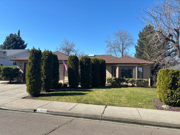 1855 Bristol Dr, Medford, OR 97504