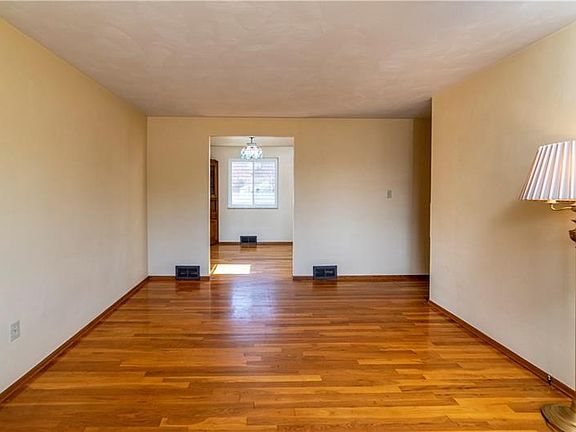 3rd image of 502 Canterbury Dr