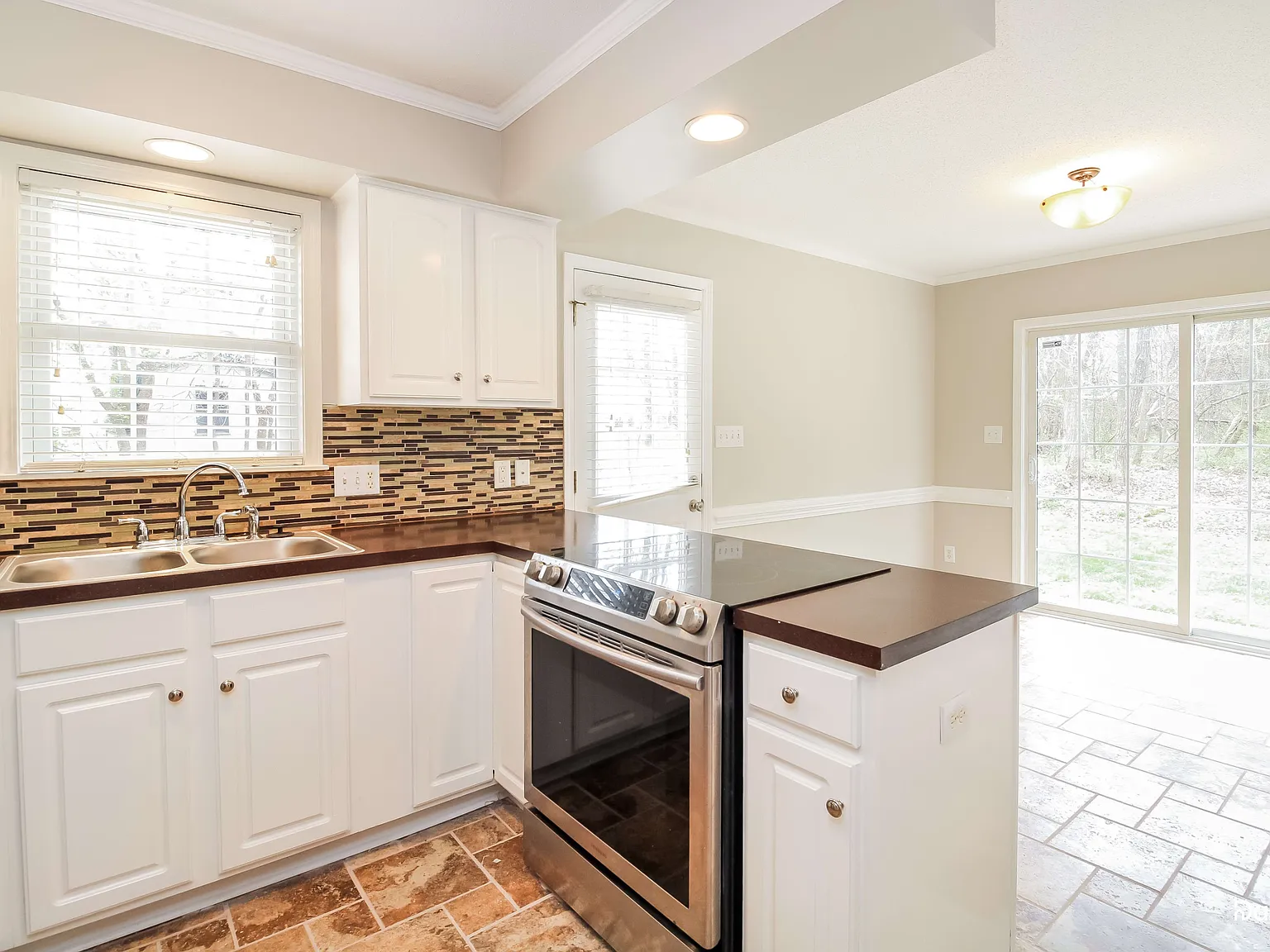 3 bed, 2.0 bath, 1240 sqft, $1,780 — Photo 2