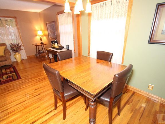 4th image of 909 6th Pl SE
