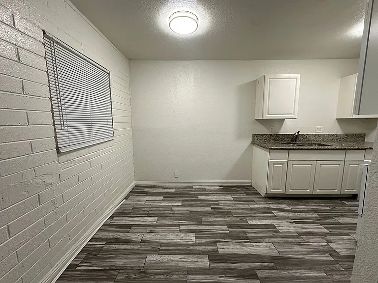 2105 Sunrise Ave — Photo 8