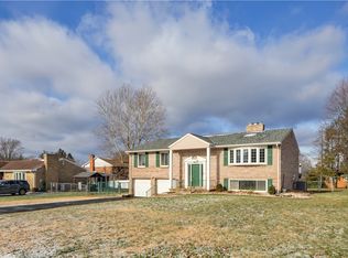 221 Roxbury Dr, Greensburg, PA 15601