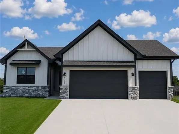 1300 Larkspur Place Or, Raymore, MO 64083