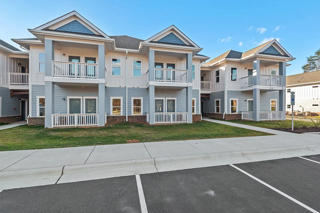 1 bed, 727 sqft, $1,195 — Photo 1