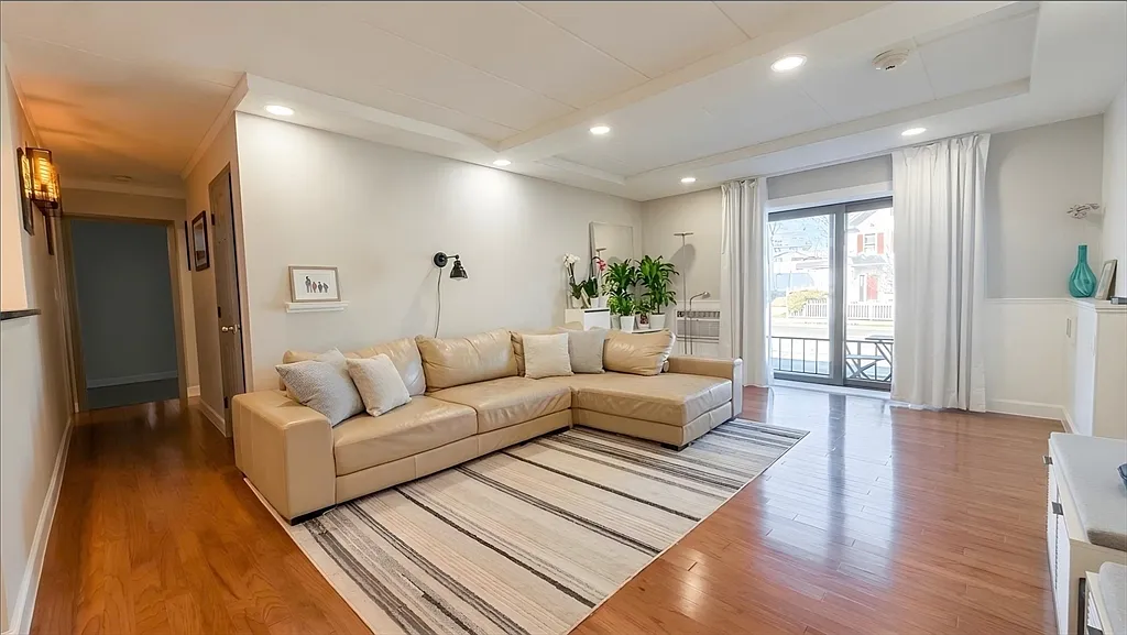 2 bed, 1.0 bath, 923 sqft, $2,650 — Photo 2