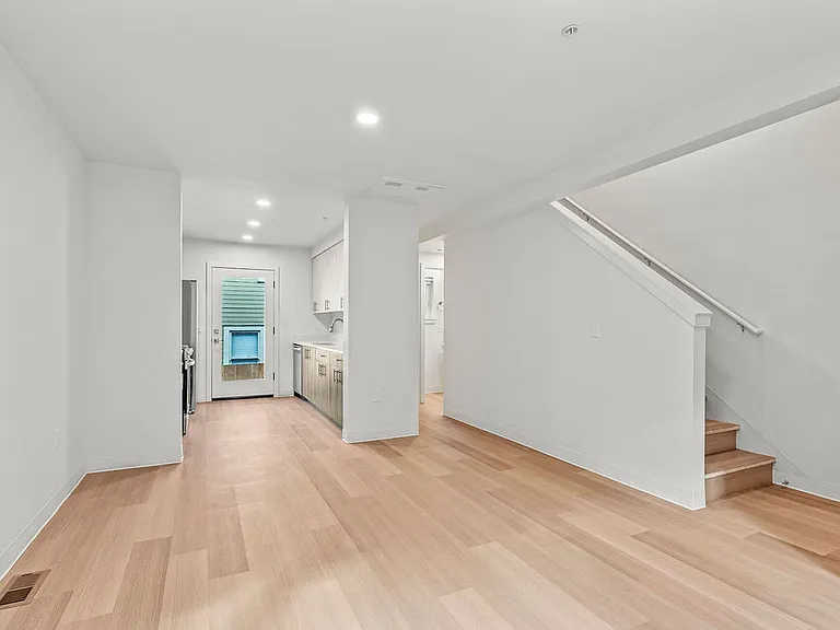 2175 SE Stark St — Photo 6