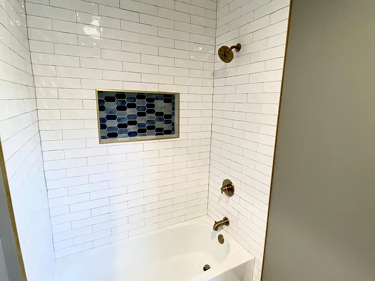 Master bathroom tub/shower