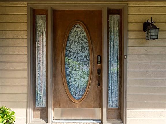 3rd image of 2078 Brackenbury Ln