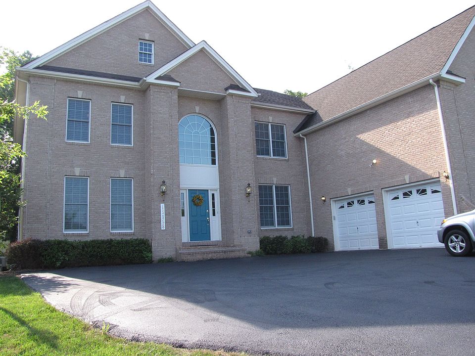Front w/ Courtyard Driveway