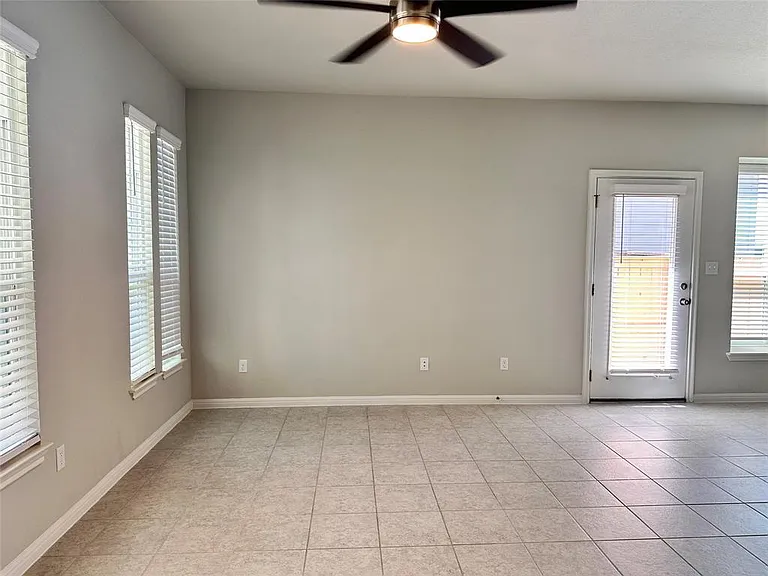 137 Rustic Glen Dr — Photo 2