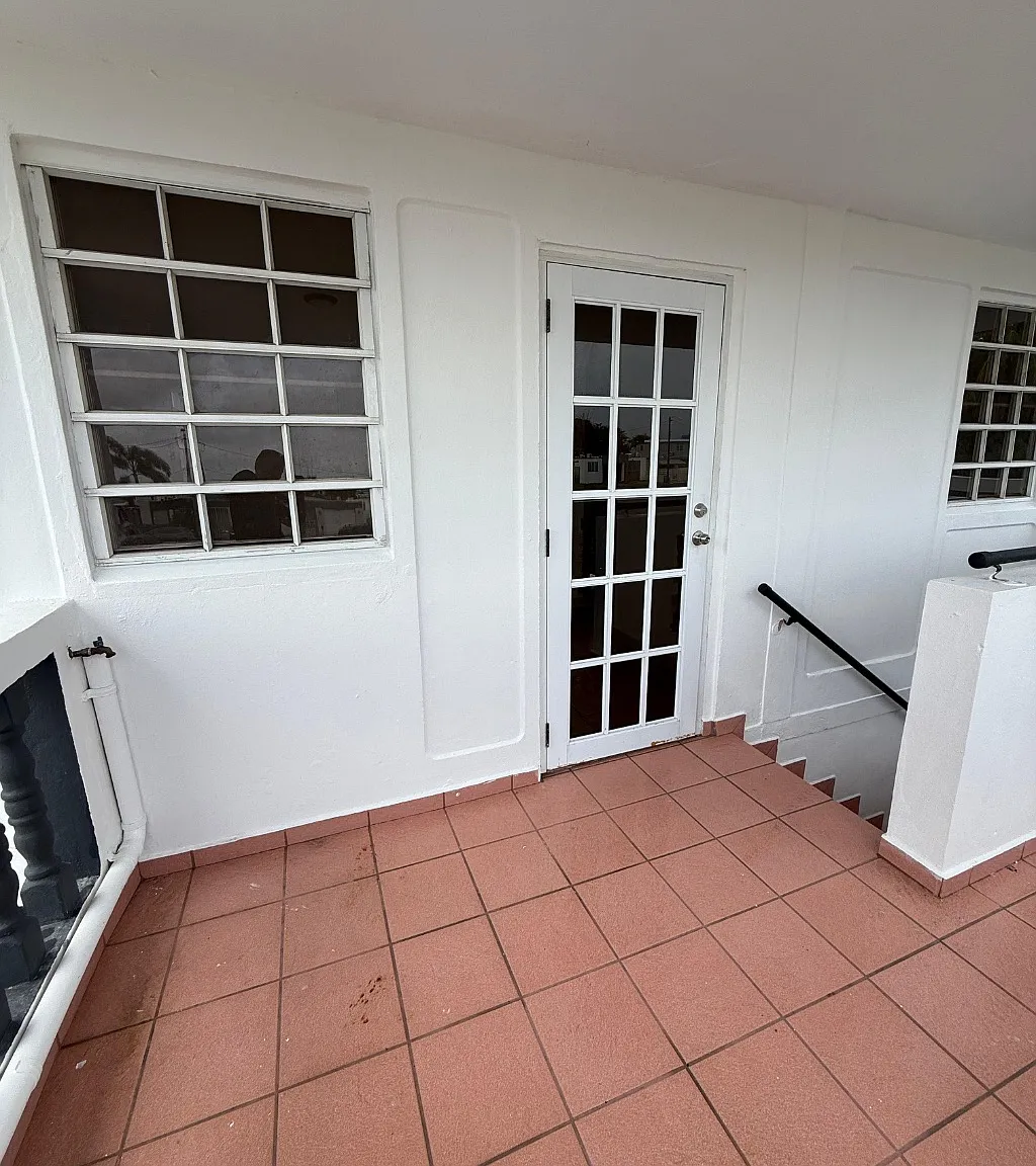 2 bed, 1.0 bath, 927 sqft, $1,000 — Photo 1