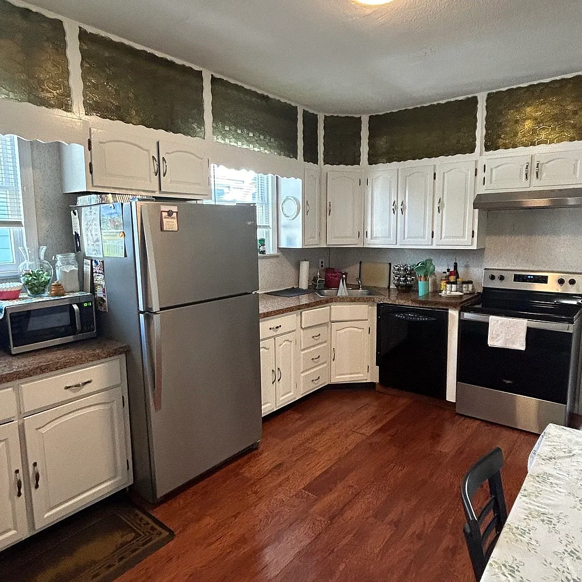 4 bed, 2.0 bath, 1888 sqft, $3,400 — Photo 1