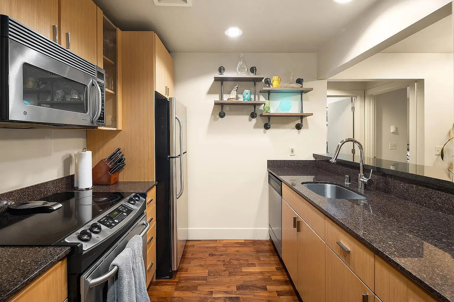 2 bed, 742 sqft, $3,250 — Photo 4
