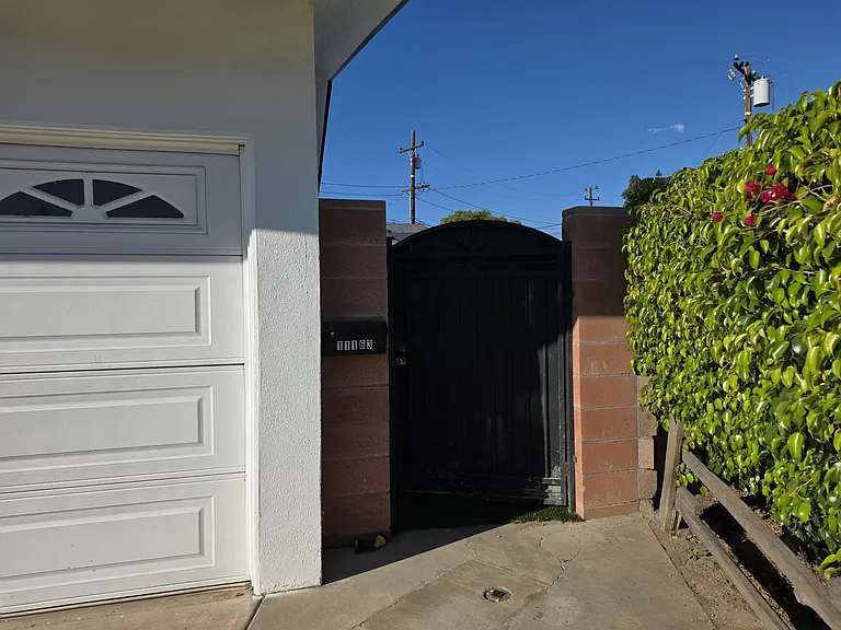 11161 Gaylord Dr — Photo 2
