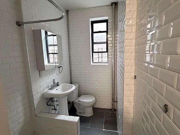 4th image of 1587 Carroll St APT 3F