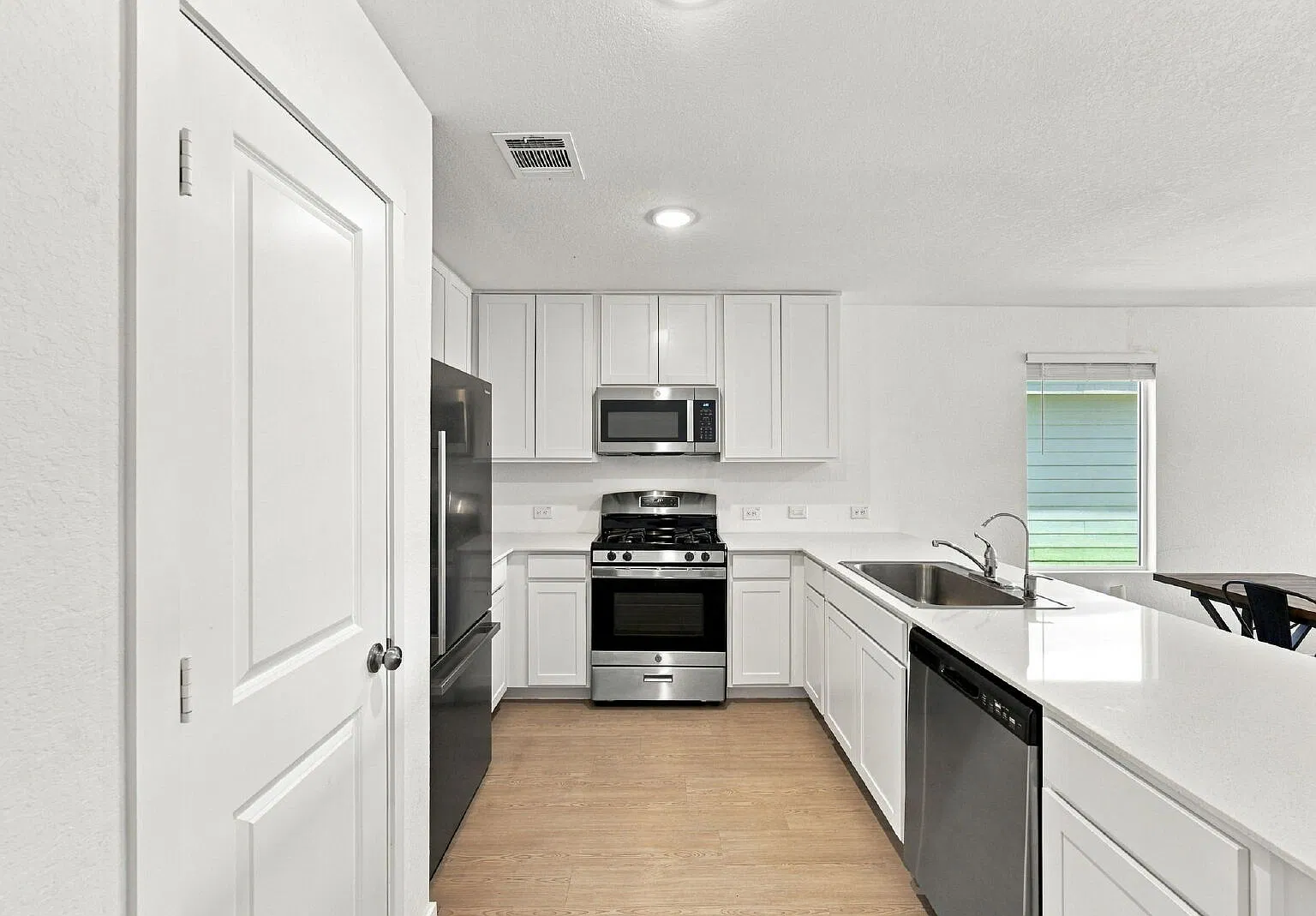4 bed, 2.5 bath, 1885 sqft, $1,650 — Photo 2