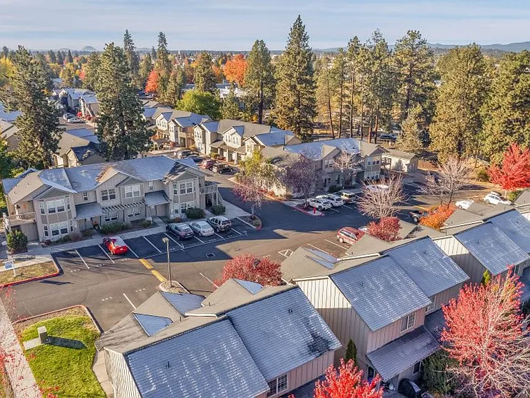 Highly sought after 1,2,3-bedroom flat and townhome apartments — Photo 4
