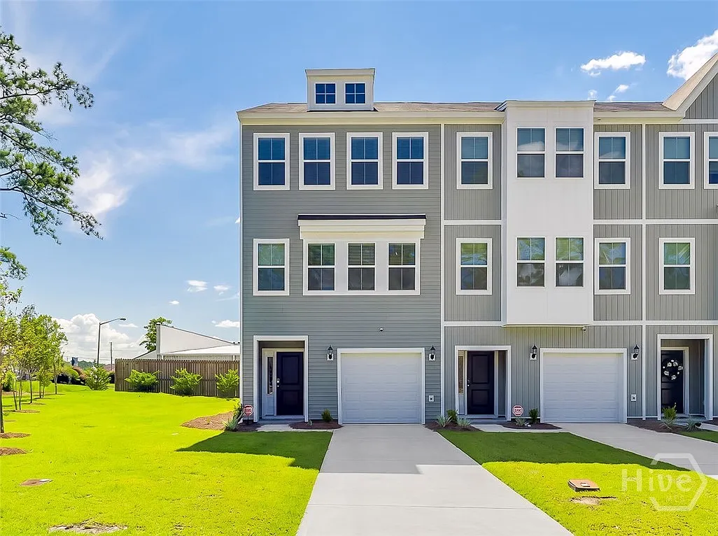 3 bed, 2.5 bath, 2296 sqft, $2,295 — Photo 1