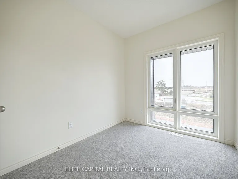 84 Holyrood Cres — Photo 15