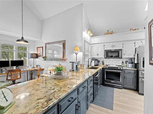 12044 Mackey St, Overland Park, KS 66213