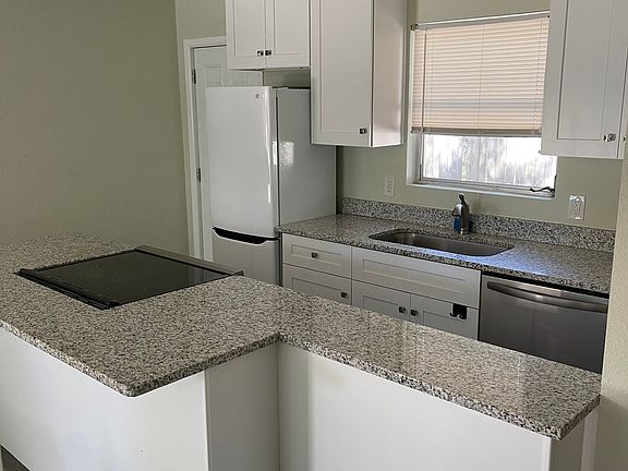 4th image of 525 Monterey Blvd NE APT C