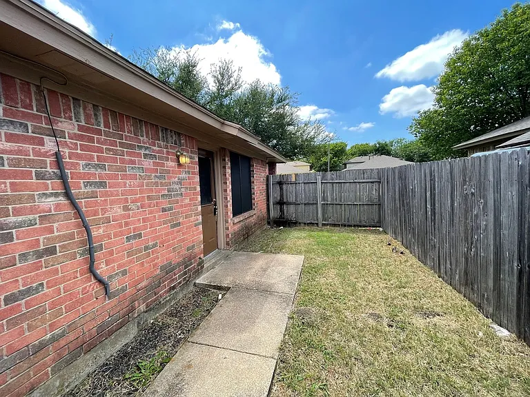 1754 Carrington Dr — Photo 6