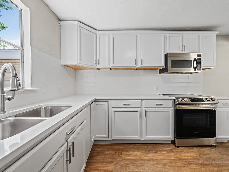 11700 N Oak St — Photo 17
