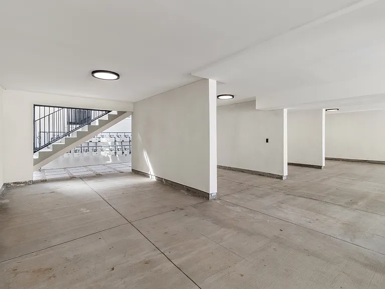 1827 E 4th St #18 — Photo 13