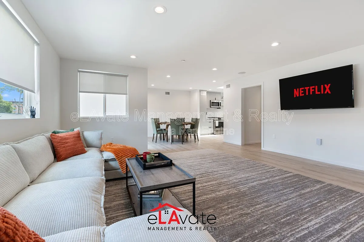 Building Photo - 1035 N Serrano Ave #3