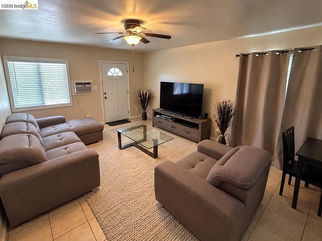 2 bed, 1.0 bath, 900 sqft, $2,075 — Photo 4