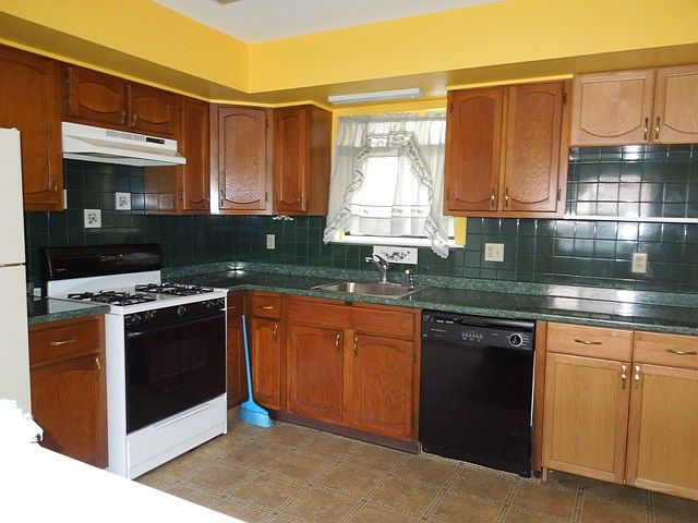 2nd image of 1300 46th St #2