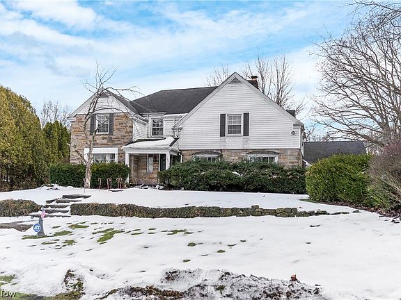 3rd image of 925 Colonial Dr