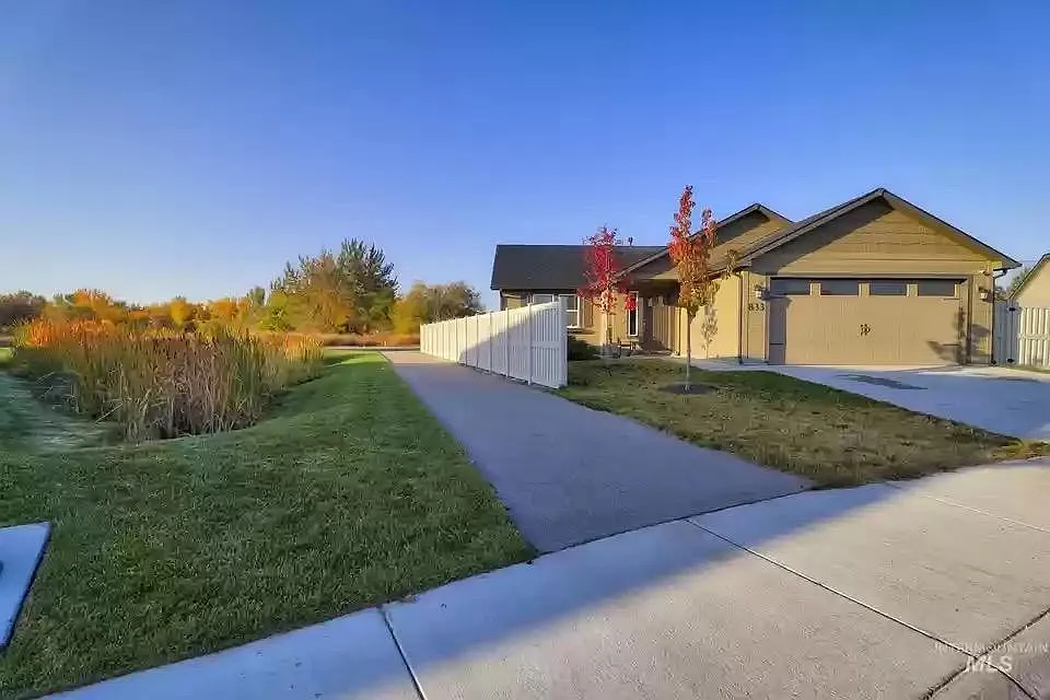 833 Baron Lakes Ave — Photo 1
