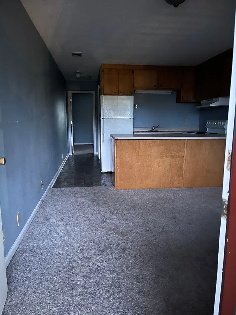 Hilltop Apts — Photo 2