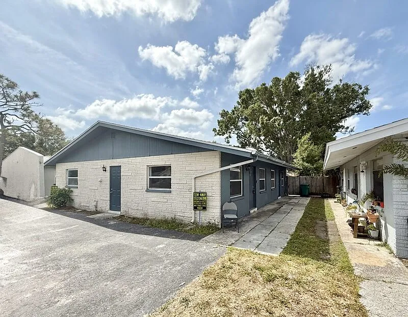 2 bed, 1.0 bath, 777 sqft, $1,195 — Photo 2
