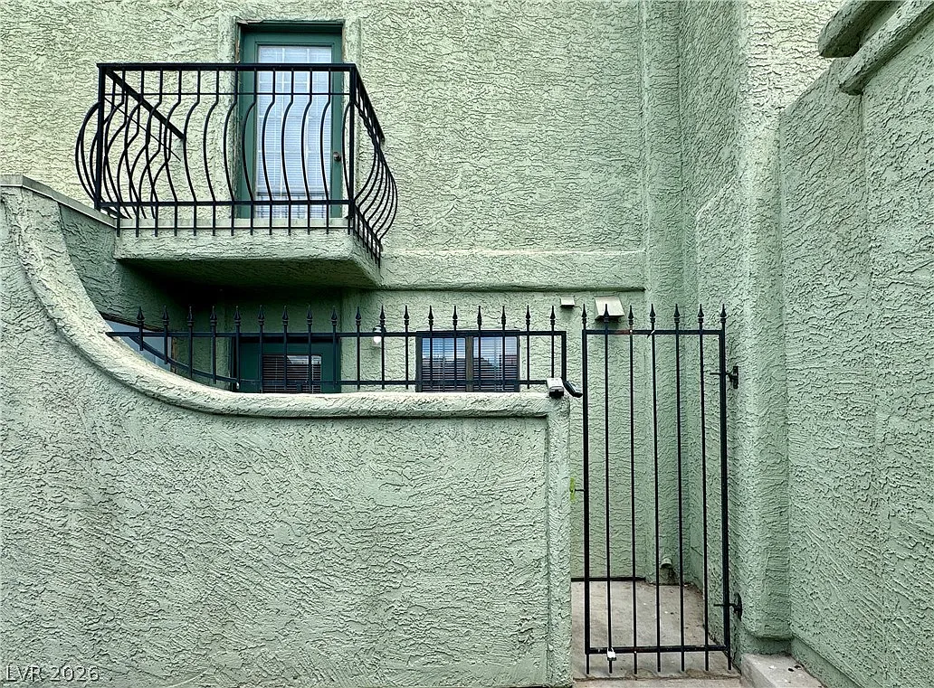2 bed, 1.5 bath, 1080 sqft, $1,100 — Photo 3